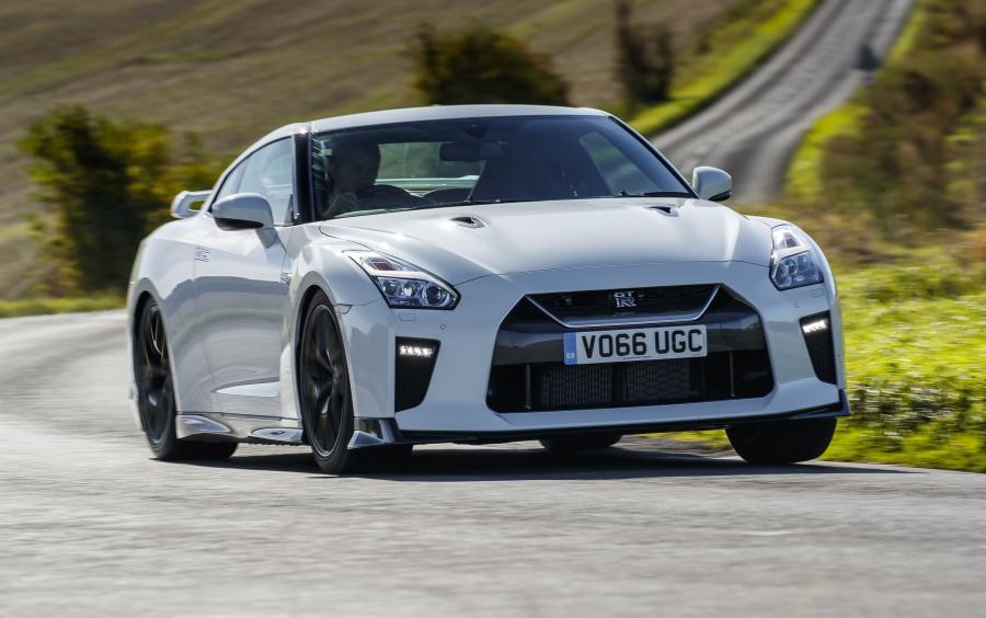  Nissan GT-R 2016 года  (UK) (фото 18 из 25)